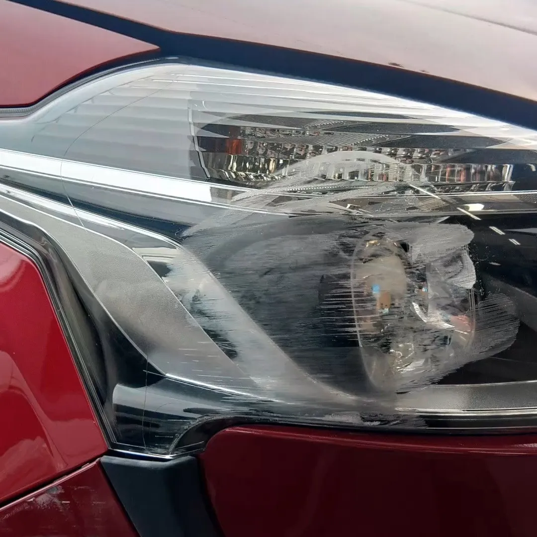 🚗✨高額なヘッドランプの交換をする前に、修理という選択肢を考...